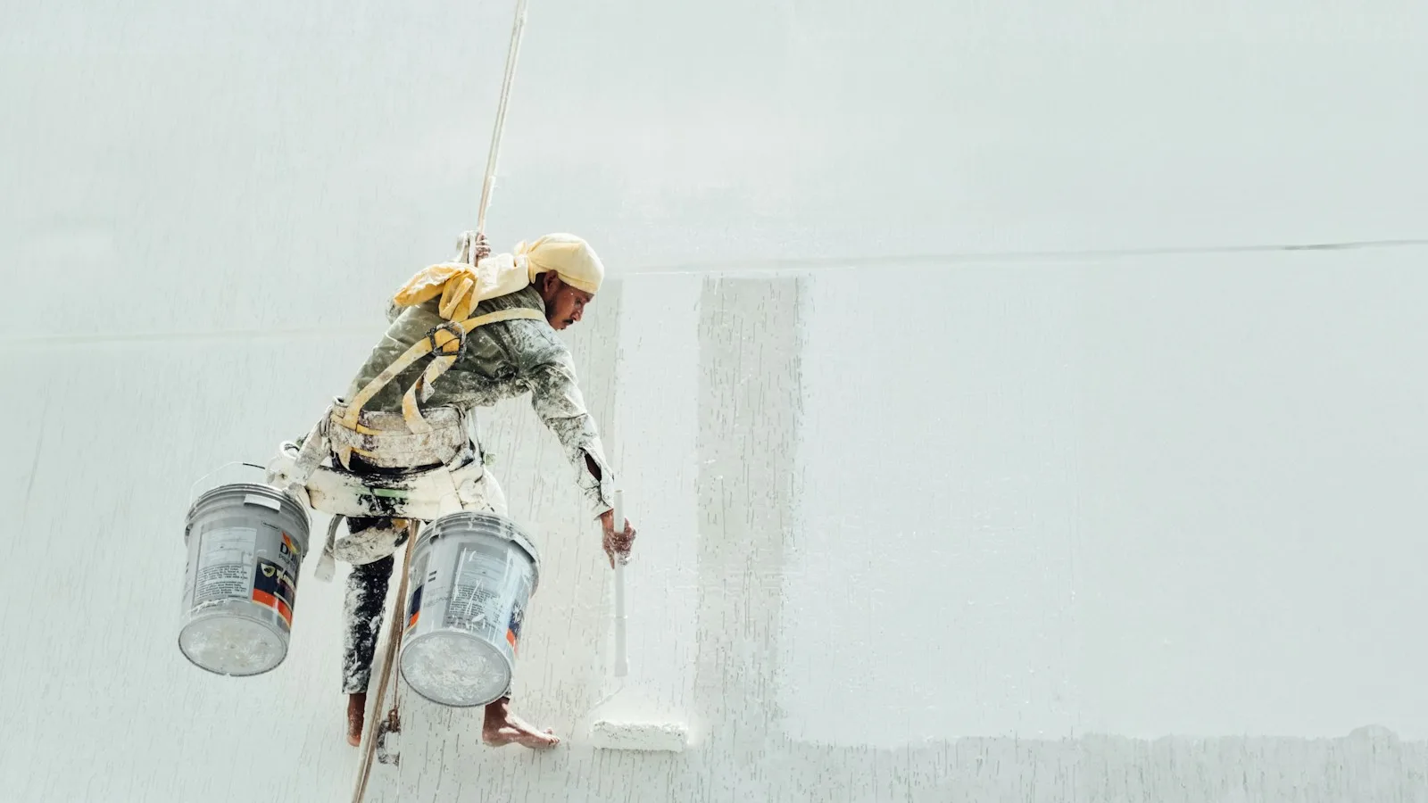 Peintre en bâtiment au travail sur une grande surface en Loire-Atlantique